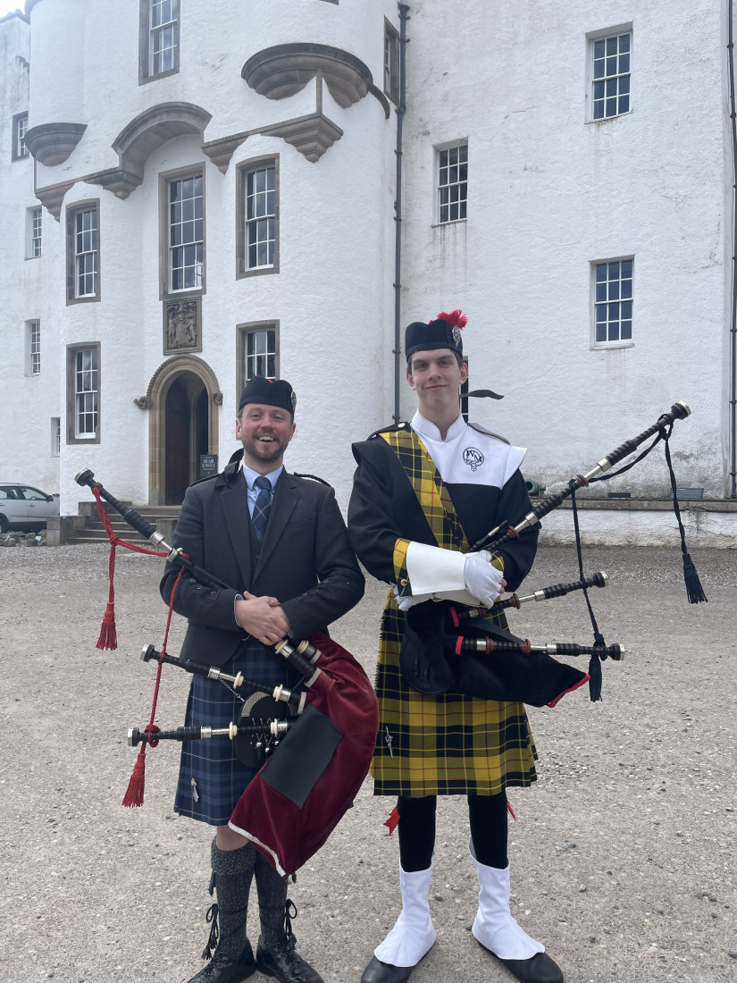 Gallery photo 1 of WM Highland Bagpiper